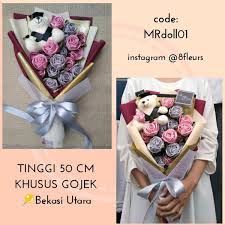 Kemudian lem tembak dan isinya,gunting, lilin, korek api, tangkai bunga, kain wrapping dan juga daun palsu. Jual Jual Cepat Buket Bunga Wisuda Handmade Bahan Pita Satin Di Lapak Gilang Rianto Bukalapak