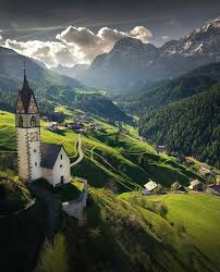 Świetne zagranie w pole karne, gdzie piłkę tyłem do bramki. Dolomity Wlochy Wonderful Places Visit Italy Austria Travel