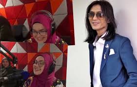 Lagu terdapat dalam album ketiganya yang. Video Aksi Spontan Tok Ti Ajuk Gaya Zamani Nyanyikan Lagu Gerimis Mengundang Ini Reaksi Netizen Media Hiburan