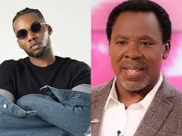 This one performs childish fake miracles and some grown up mumus call him  prophet. He is swindling them from #Uganda . You might remember him for his  fake 'stamp healing'. This guy