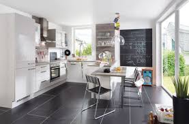 On Mise Tout Sur La Clarte Et La Lumiere Dans Cette Cuisine Familiale En U Qui Devient Lieu De Passage Mais Surtou Cuisine Moderne Cuisine En U Plan Cuisine
