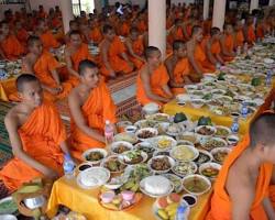 Image of Cambodian families gathering at a pagoda during Pchum Ben