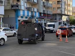 Di̇yarbakir'dan son dakika gelen habere göre çermik ilçesinde sandıkların kurulduğu okul bahçesinde çıkan kavgada üç kişi yaşamını yitirdi. Son Dakika Haber Diyarbakir Da Husumetli Aileler Arasinda Adliye Cikisi Kavga 5 Yarali 10 Gozalti Son Dakika