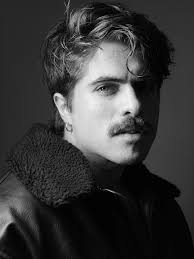 𝐹𝑟𝑎𝑛𝑐𝑖𝑠𝑐𝑜 𝐴𝑙𝑏𝑜𝑟𝑛𝑜𝑧. 𝐷𝑖𝑟𝑒𝑐𝑡𝑜𝑟 𝑦  𝑑𝑟𝑎𝑚𝑎𝑡𝑢𝑟𝑔𝑜. "𝐻𝑎𝑦 𝑚á𝑠 𝑐𝑜𝑠𝑎𝑠 𝑒𝑛𝑡𝑟𝑒 𝑒𝑙 𝑐𝑖𝑒𝑙𝑜  𝑦 𝑙𝑎 𝑡𝑖𝑒𝑟𝑟𝑎, 𝑑𝑒 𝑙𝑎𝑠 𝑞𝑢𝑒 𝑠𝑢𝑒ñ𝑎 𝑡𝑢 𝑓𝑖𝑙𝑜𝑠𝑜𝑓í𝑎."  𝑃𝑟𝑒𝑠𝑒𝑛𝑐𝑖𝑎 𝑎𝑡𝑒𝑛𝑡𝑎 𝑦 ...