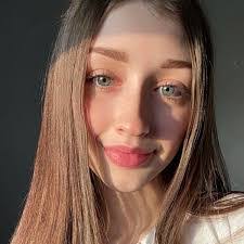 Hillary Rowe's Instagram, Twitter & Facebook