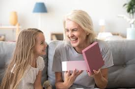 Voir ici fête des grands mères jour en 2020 et le nombre de jours restants. Fete Des Grands Meres 2022 Date Quel Cadeau Pour Mamie