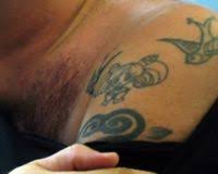 Bu özel kağıttaki resmi dövme yaptıracağımız bölgeye yapıştırır ve çıkan resim üzerinde çalışmaya başlar. Ozel Bolgeye Dovme Yapimi