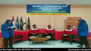Para guru, kepala sekolah dan panitia mpls (masa pengenalan lingkungan sekolah) di mana pun berada. Driyorejo Gresik Smkn 1