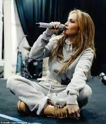 Jennifer Lopez Gives Fans A Behind The Scenes Peek At Her Practicing For Her Nye Performance Daily Mail Online