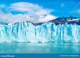 佩里托莫雷诺冰川蓝色冰在Argentina湖的库存照片. 图片包括有国家, 云彩, 蓝色, 小山- 153174164