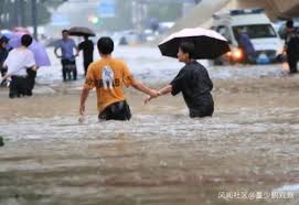 鄭州大暴雨。 就網路流傳影片和照片所見，地鐵站和車廂灌水嚴重，多人死亡。 中國官媒則指，洪災至今造成最少 12 人死，約 10 萬人撤離當地。 交通方面，鐵路、公路及民航交通受嚴重影響。 鄭州地鐵全線網車站暫停運作，大量旅客滯留。 Ucaknqeaa0rr3m