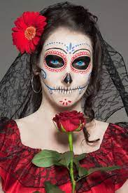 Dia de los muertos tag der toten frau mit zucker schadel make up auf einem floralen hintergrund calavera catrina halloween lizenzfreie fotos bilder und stock fotografie image 87159237. Dia De Los Muertos Make Up Schminkanleitung Fur Halloween