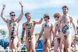 ボディペイントを施したかわいい男性が公共の場で裸になる - 抗議