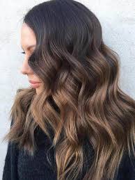 This Is How It Girls In Nyc And L A Are Dyeing Their Hair Byrdie Brownhair Rengarenk Sac Acik Kahve Sac Ombre Sac Rengi