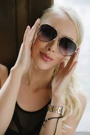 Imágenes de Sarışın güneş gözlüklü libres de derechos