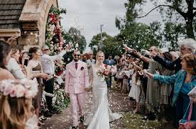 Spalier Stehen An Der Hochzeit Die Kreativsten Ideen Fur Diesen Brauch In 2020 Hochzeit Brautpaar Spalier Stehen