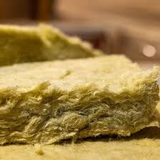 Isolation de toiture et rampants avec la laine de roche, pour une isolation acoustique et thermique de votre habitation. Laine De Roche Tout Savoir Sur L Isolant En Laine Minerale