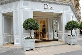 Dior always wanted to work in art, but his father insisted on a good education, so he enrolled at the prestigious ecole des sciences politiques in paris where he took a degree in politics, which would prepare him for a diplomatic career. Dior Paris Shopenauer