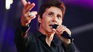 Il connaît le succès en tant que chanteur entre etet en tant qu'animateur de télévision avec son émission lahaye d'honneur. Jean Luc Lahaye Sera En Concert A Saint Pol L Ete Prochain