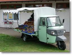 Der Piaggio Ape Marktstand Auf Basis Der Ape Classic Im Einsatz Als Obststand Piaggio Ape Classic Obststand Dreirad Verkaufswagen Marktwagen