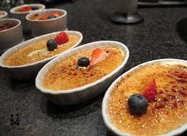Nach dem abkühlen in einen gefrierbeutel geben und mit einem teigroller zerkleinern und auf die seite stellen. Rezept Creme Brulee Eis Mit Tonkabohne Selbstgemacht