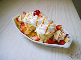 Banana Split Uma Taca Com Bananas Morangos Abacaxi Cozido E Preparado Aqui Mesmo Duas Bolas De Sorvete De Creme Chantilly Calda De Food Desserts Pudding