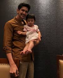 Dimas beck was born as dimas kahlil sudoyo beck. Dimas Beck Menggendong Putri Chelsea Olivia Dan Glenn Alinskie