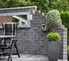 Steinmauer Im Garten Sichtschutz Steinmauer Mauer Privatsphare Gartengestaltung Inspiration Steinmauer Garten Garten Gartengestaltung