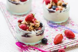 Un Dessert Leger Et Gourmand A Base De Yaourt Glace Fruits Fruits Et Cereales Croustillantes Gourmand Et Health Recette Recettes Sucrees Recette Sans Cuisson