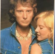 Sous l'objectif d'Harry Langdon, dans un costume étincelant signé Bob  Mackie. Le glamour des années 70 ✨✨✨