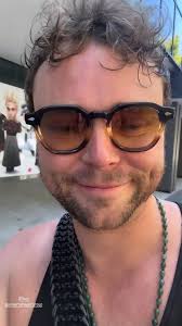 ◜📢◞ #INFOSOS — #LukeHemmings junto a su madre, Liz, y sus hermanos, Jack y Ben,  ayer en Sydney. 💒💙 © materkovska