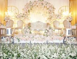 Karena hal tersebut, dekorasi pelaminan kerap dibuat heboh. Lebih Baik Mana Sewa Dekorasi Pernikahan Atau Buatan Sendiri Wedding Market