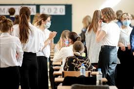 Jesteśmy dla was w ponad 80 miastach w polsce. Maturzysci I Osmoklasisci Wracaja Do Szkoly Ale Nie Na Lekcje Sa Nowe Zalozenia Eska Pl