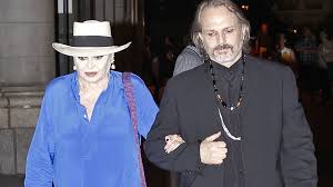 La información más completa y actualizada sobre miguel bosé, en el mundo. La Respuesta De La Familia Bose A La Ruptura De Miguel Y Nacho Palau