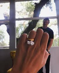 I Feel Pretty Star Emily Ratajkowski Took To Instagram This Week To Show Off Her Double Diamond E Trending Engagement Rings Fine Engagement Rings Ring Trends