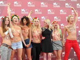 Femen en topless, en la presentación de un documental en Venecia 