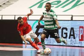 Aqui pode assistir ao canal benfica tv online em directo, e gratis! Sporting Derrota Benfica E Fica A Uma Vitoria Do Titulo Futsal Jornal Record