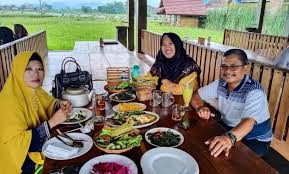 Saung ranggon menjadi salah satu tempat makan yang paling favorit dan hits di tasikmalaya. 10 Tempat Makan Di Tasikmalaya Restoran Jembar Murah Hits Lesehan Rekomendasi Romantis Enak Jejakpiknik Com