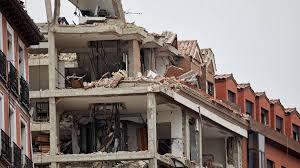 Se ha producido este miércoles minutos antes de las tres de la tarde la zona de la puerta de toledo y ha destruid. La Demolicion Controlada De Las Plantas Superiores Del Edificio Siniestrado En Madrid Comienza Hoy A Primera Hora