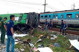 Jangan cuba memecahkan cermin hadapan kerana ia telah dicipta untuk melawan impak kuat. Tabrakan Bus Vs Kereta Api 20 Tewas 30 Luka Luka