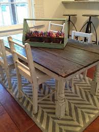 Der bauerntisch ist eine form von möbeln mit einer glatten oberfläche, auf der gegenstände gelagert werden sollen. Cute Kids Farmhouse Table