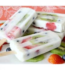 Des Batonnets De Glace Au Yaourt Et Fruits Frais Breakfast Popsicles Food Breakfast Recipes Easy