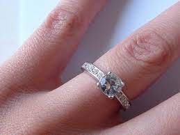 Cincin emas putih seperti ini juga nyaman dan cocok dikenakan untuk berbagai jenis model pakaian. Mitos Dan Fakta Mengenai Cincin Tunangan Passion Jewelry