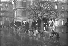 Inundation definition, the condition of being flooded:researchers are warning that accelerated sea level change threatens hundreds of thousands of. File Paris 1910 Inondation Avenue Montaigne 1 Jpg Wikipedia