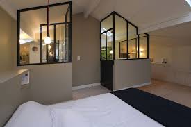 Une Chambre Sous Mansardes Avec Une Verriere D Atelier Magnifique Http Amzn To 2luqmxj Style De Decoration Interieure Cloison Chambre Luxe