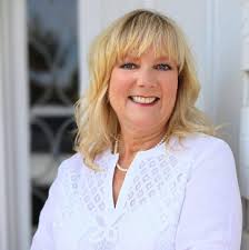 Deanna Norman's Instagram, Twitter & Facebook