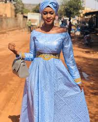 Le peuple zoulou (son nom vient de l'expression amazulu , « le peuple du ciel ») fut unifié par le roi chaka , qui fit de son clan de 1 500 personnes une nation redoutable par la conquête et l'assimilation. Modele Habit Femme Africaine Robe Africaine Femme Photos De Robes