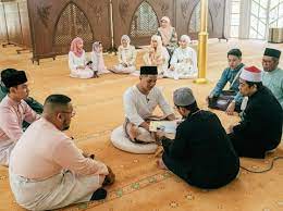 Terdapat dua kesimpulan yang dipilih oleh para ulama berkaitan hukum akad nikah di masjid: Viral Foto Akad Nikah Yang Cuma Dihadiri 11 Orang Sederhana Syahdu