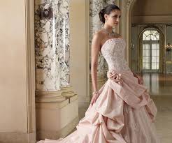 Un sottile cinturino accenta il punto vita. Colori Abiti Da Sposa