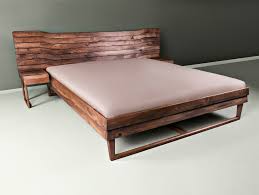 Tidyard struttura letto matrimoniale moderno in ecopelle nera,giroletto. Letto Matrimoniale In Legno Massello Con Comodini Integrati Talas Hookl Und Stool